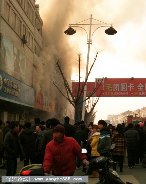 洋河酒家南路靠近红绿灯处发生火灾